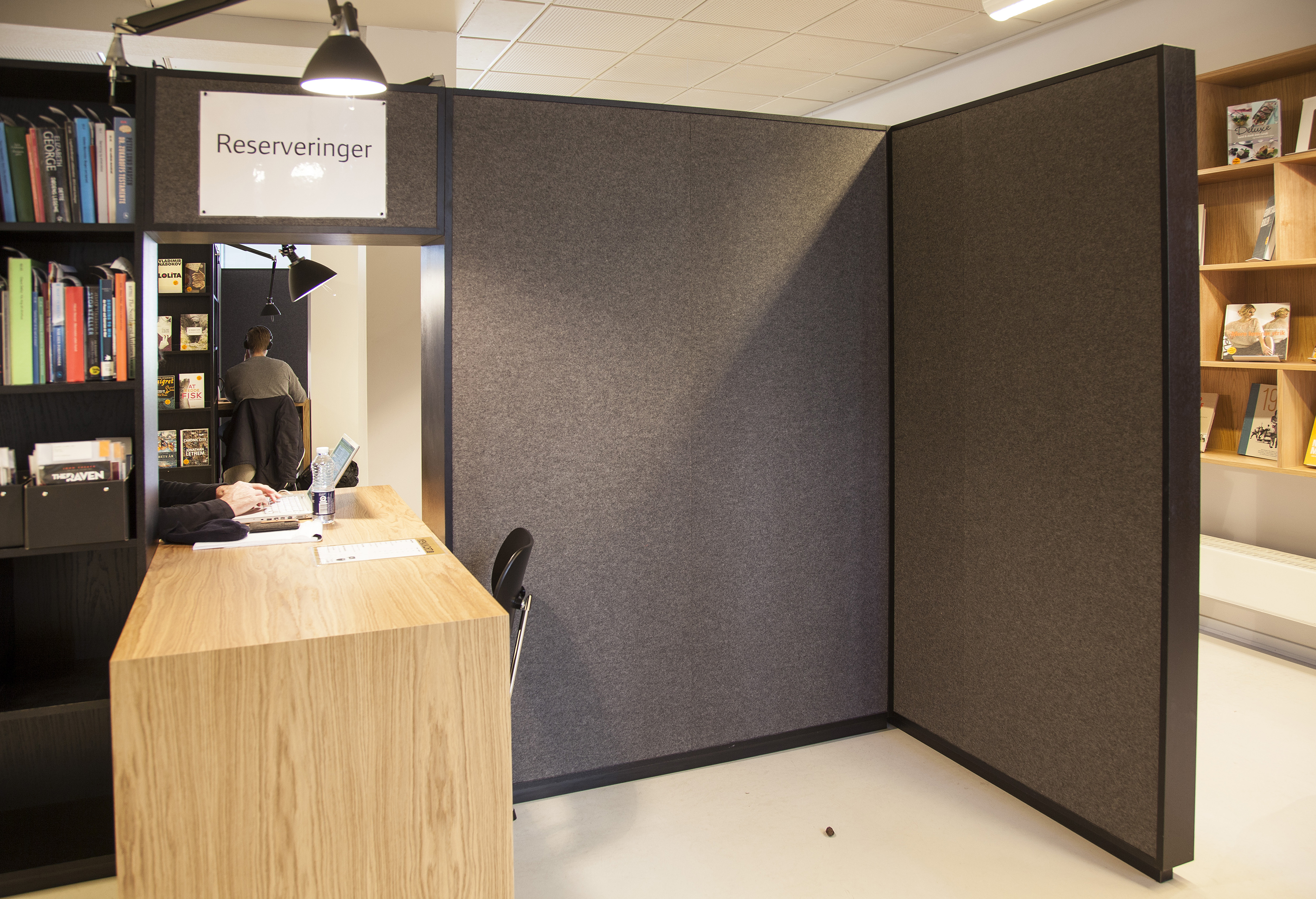 Grå Fraster filt på væg på bibliotek